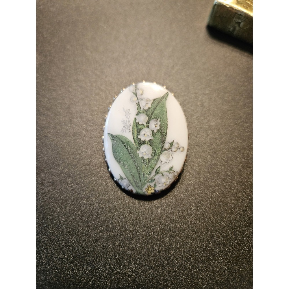Vintage Lily Of the Valley 60s Cameo Brooch Gold-tone Handpainted Floral (601)
